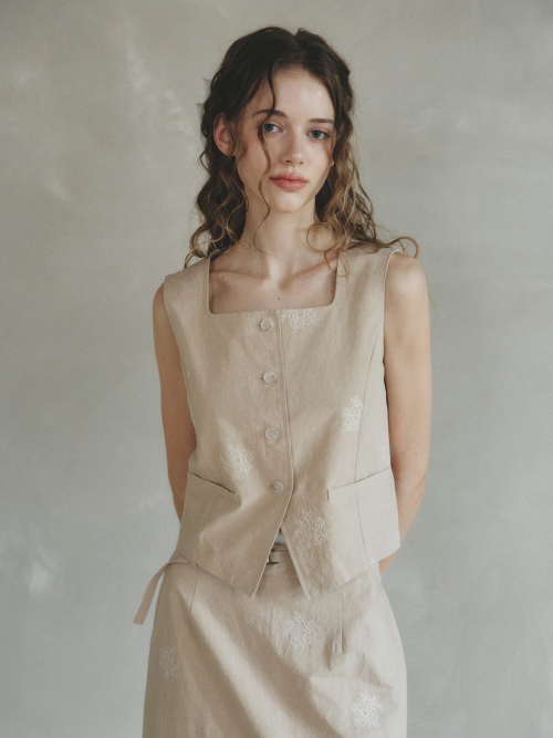 ROVE square neck linen embroidery vest_BEIGE