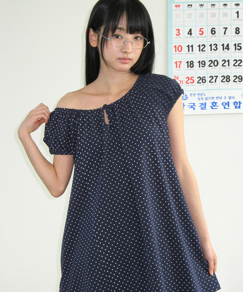 BUTTON PUFF SHIRRING DRESS NAVY DOT