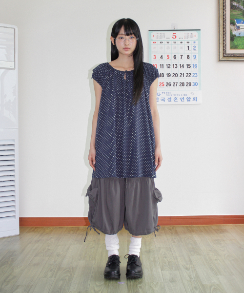 BUTTON PUFF SHIRRING DRESS NAVY DOT