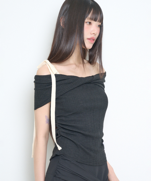 FLOW OFF SHOULDER TOP BLACK