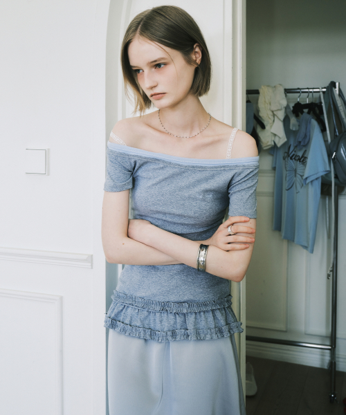 OFF-SHOULDER FRILL HALF TOP_GRAY