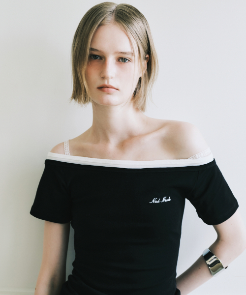 OFF-SHOULDER FRILL HALF TOP_BLACK