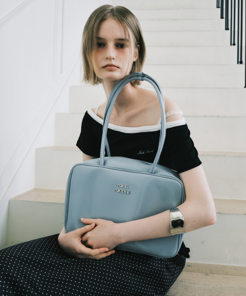 NICOLE LOGO MINIMAL SQUARE BAG_SORA