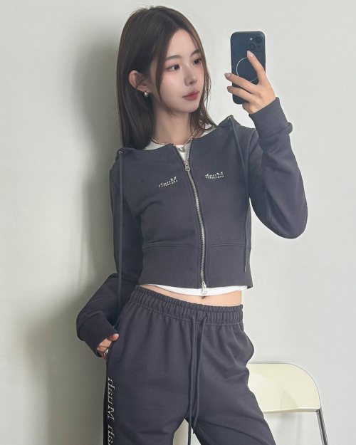 LOGO ROUND CROP HOOD ZIPUP [CHARCOAL]