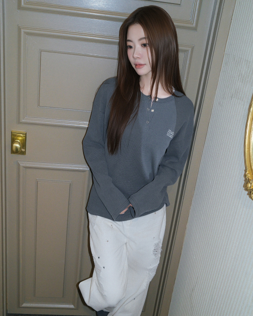 WAFFLE PIGMENT HENLEY NECK LONG SLEEVE [CHARCOAL]