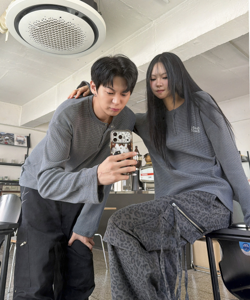 WAFFLE PIGMENT HENLEY NECK LONG SLEEVE [CHARCOAL]