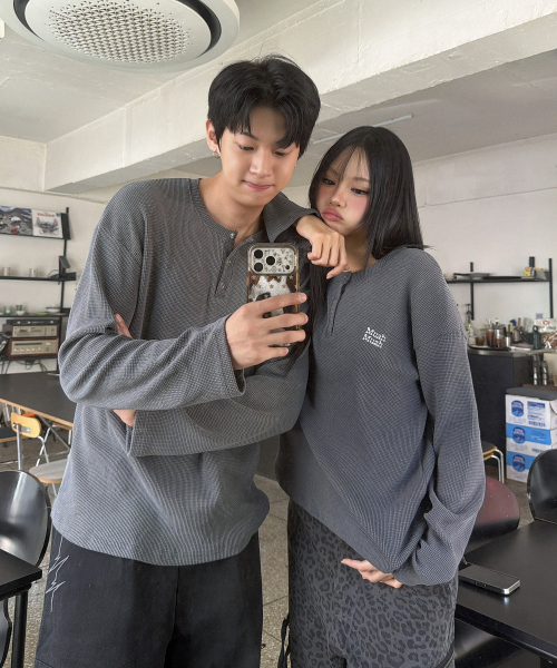 WAFFLE PIGMENT HENLEY NECK LONG SLEEVE [CHARCOAL]