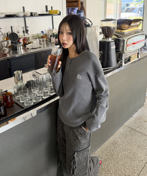 WAFFLE PIGMENT HENLEY NECK LONG SLEEVE [CHARCOAL]