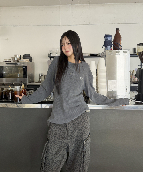 WAFFLE PIGMENT HENLEY NECK LONG SLEEVE [CHARCOAL]