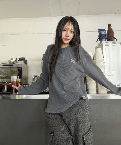 WAFFLE PIGMENT HENLEY NECK LONG SLEEVE [CHARCOAL]