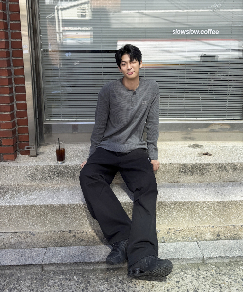 WAFFLE PIGMENT HENLEY NECK LONG SLEEVE [CHARCOAL]