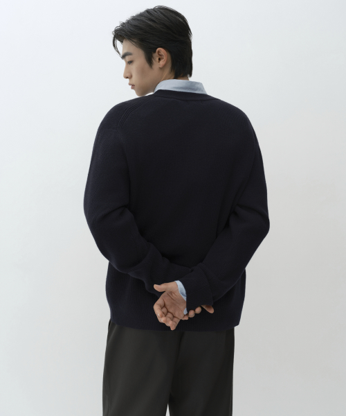 [빅토리아 울] 미니멀 리브드 브이 넥 니트