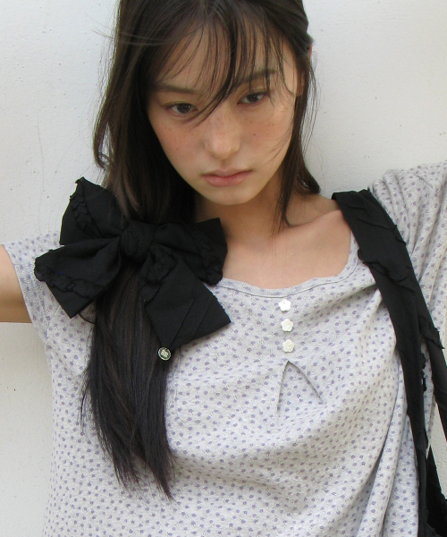 FLORAL BUTTON PINTUCK RUFFLE T SHIRT GREY