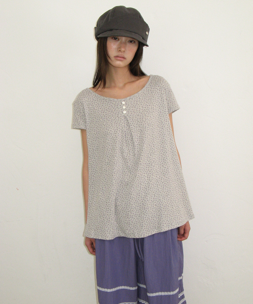 FLORAL BUTTON PINTUCK RUFFLE T SHIRT GREY