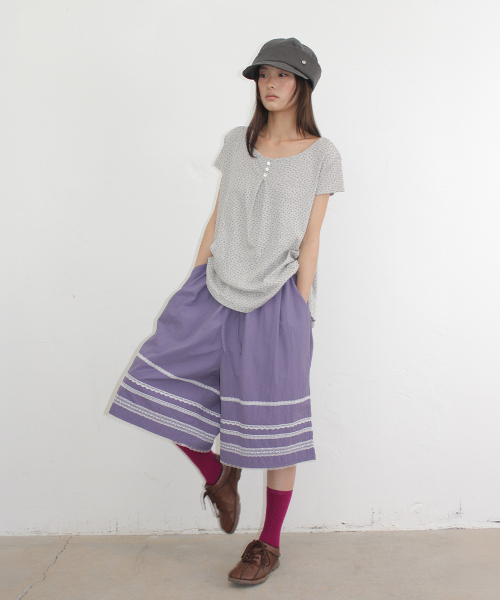 FLORAL BUTTON PINTUCK RUFFLE T SHIRT GREY