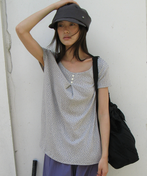 FLORAL BUTTON PINTUCK RUFFLE T SHIRT GREY