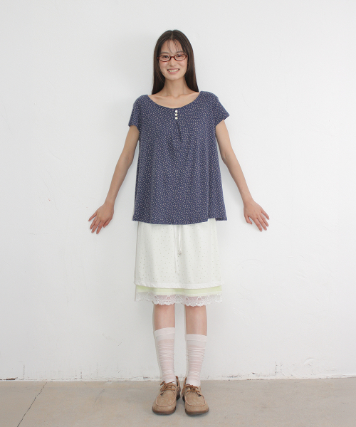 FLORAL BUTTON PINTUCK RUFFLE T SHIRT NAVY