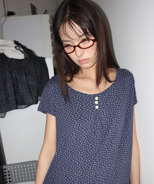 FLORAL BUTTON PINTUCK RUFFLE T SHIRT NAVY