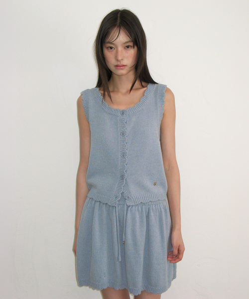 SCALLOP TRIM KNIT SLEEVELESS CARDIGAN SOFT BLUE