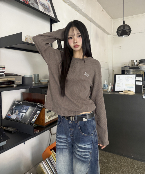 WAFFLE PIGMENT HENLEY NECK LONG SLEEVE [BROWN]
