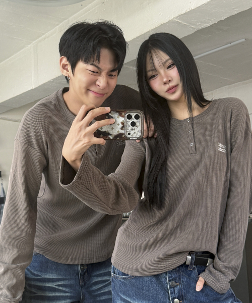 WAFFLE PIGMENT HENLEY NECK LONG SLEEVE [BROWN]