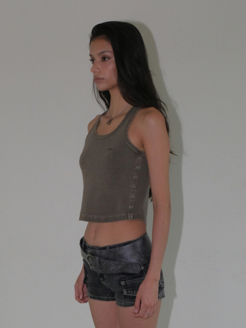 OPEN SIDE SLEEVELESS T-SHIRT [KHAKI]