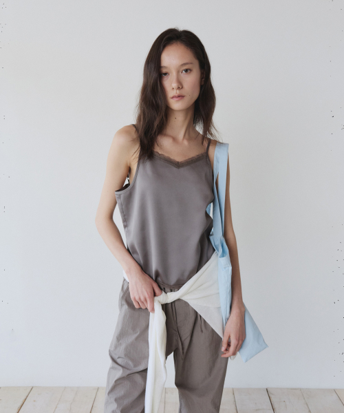 LACE SILKY SLEEVELESS, SAND BROWN