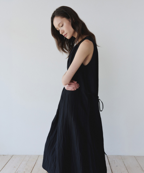 SHIRRING LONG SLEEVELESS DRESS, BLACK