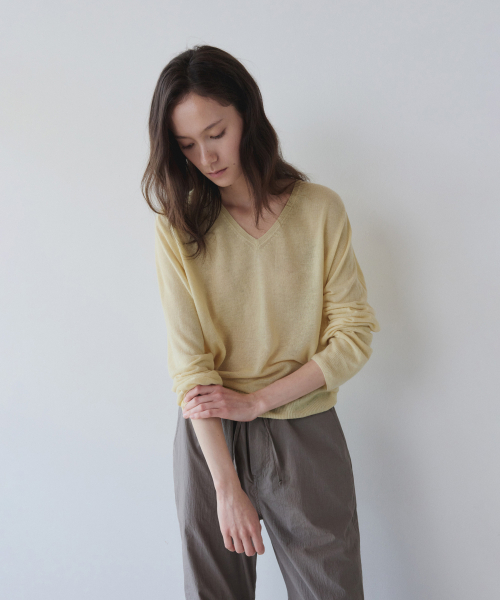 LIGHT LINEN V-NECK SUMMER KNIT, LEMON