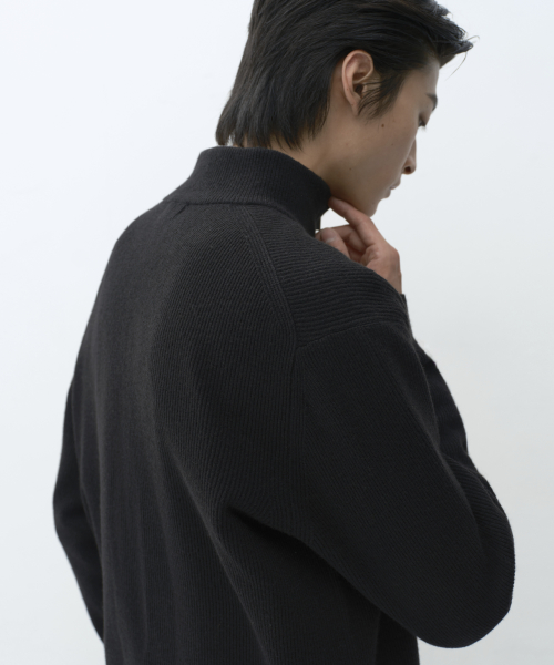 [빅토리아 울] 미니멀 리브드 쿼터 집 스웨터 [블랙]