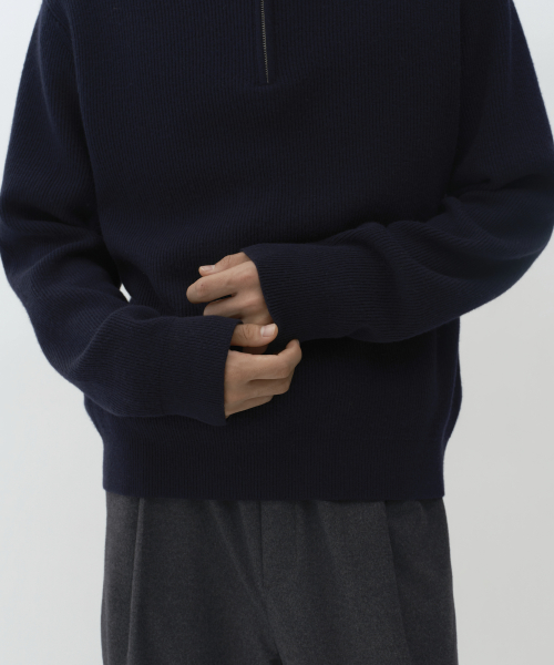 [빅토리아 울] 미니멀 리브드 쿼터 집 스웨터 [네이비]