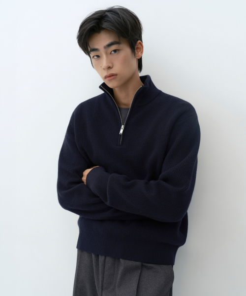 [빅토리아 울] 미니멀 리브드 쿼터 집 스웨터 [네이비]