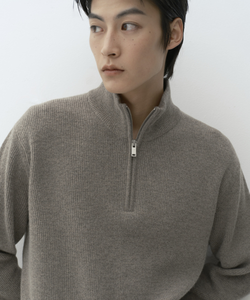 [빅토리아 울] 미니멀 리브드 쿼터 집 스웨터 [토프]