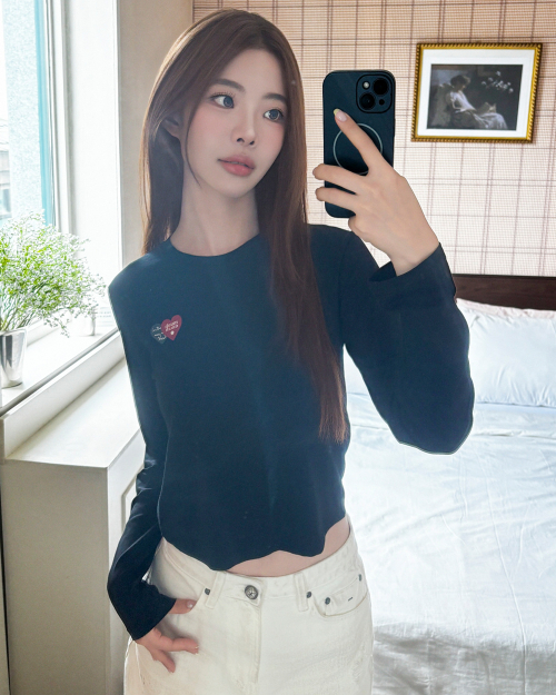 LOVE LOVE MUAH CROP LONG SLEEVE [BLACK]