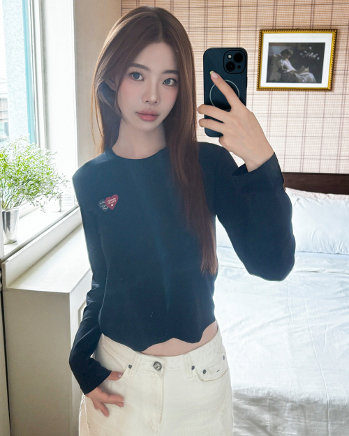 LOVE LOVE MUAH CROP LONG SLEEVE [BLACK]