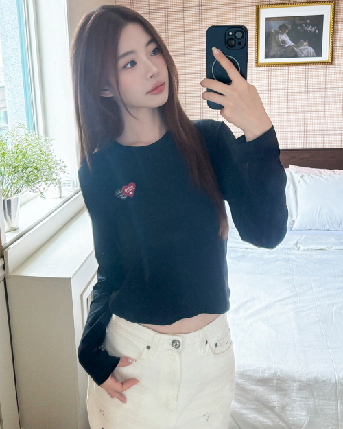 LOVE LOVE MUAH CROP LONG SLEEVE [BLACK]