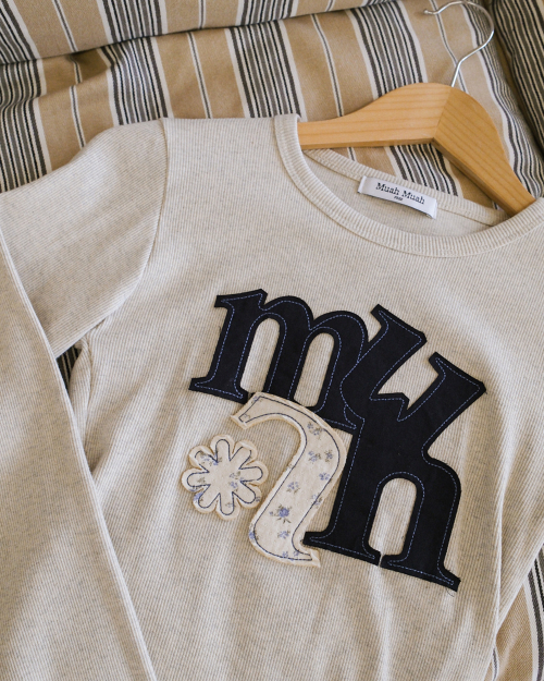 A FLOWER APPLIQUE PATCH LONG SLEEVE [OATMEAL]