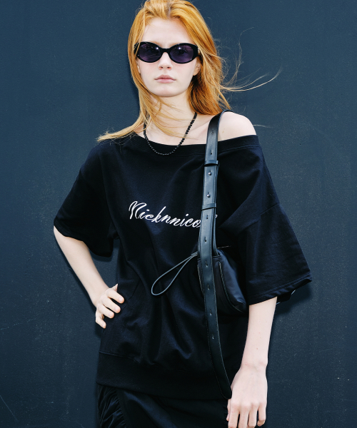 OFF SHOULDER LETTERING SWEAT TOP_BLACK
