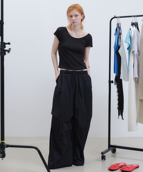 VOLUME TUCK WIDE PANTS_BLACK