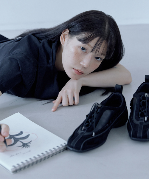 Layered shirring sneakers BLACK