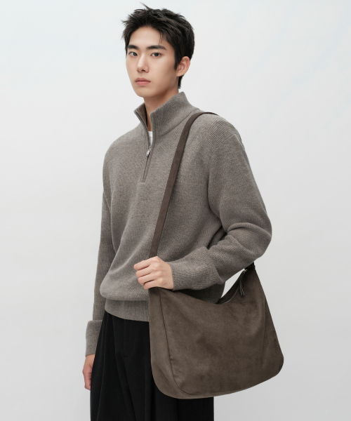 신세틱 스웨이드 메신저백 [브라운]