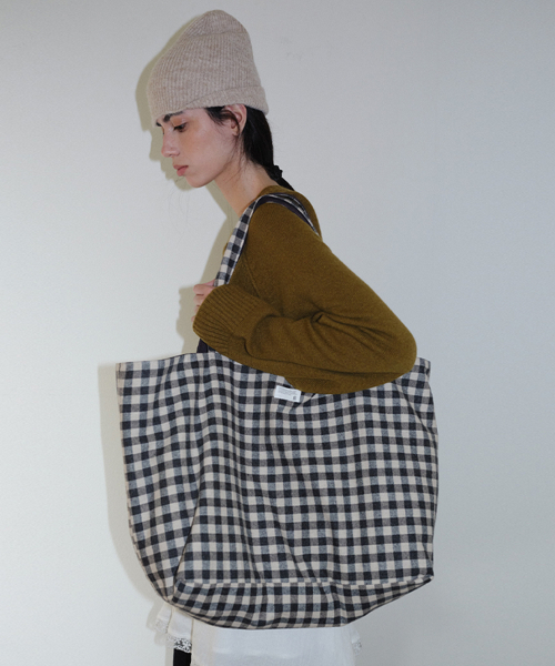 REVERSIBLE CHECK SHOPPER BAG - PURPLE