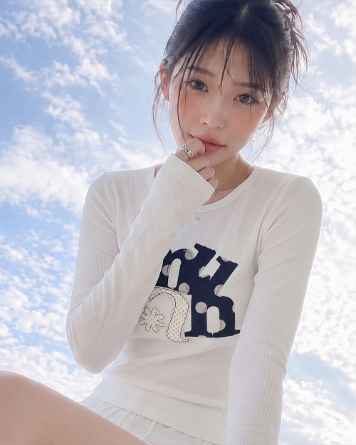 DOT A FLOWER PATCH LONG SLEEVE [WHITE]
