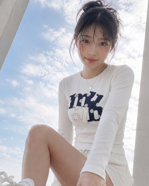 DOT A FLOWER PATCH LONG SLEEVE [WHITE]