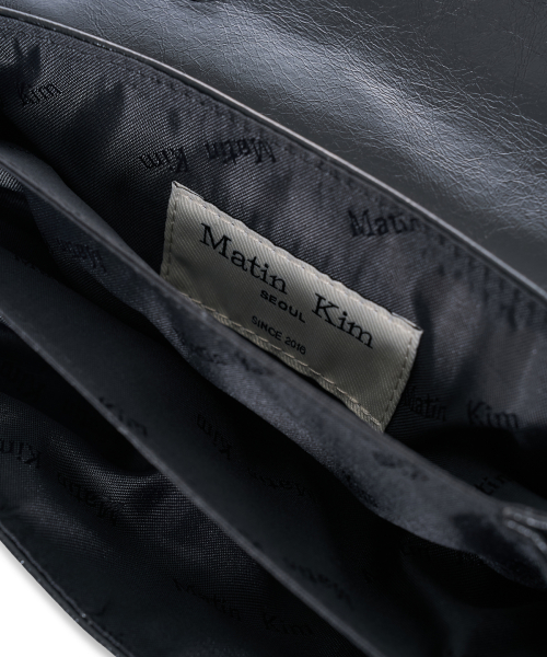 MULTI-POCKET MINI CROSS BAG IN BLACK