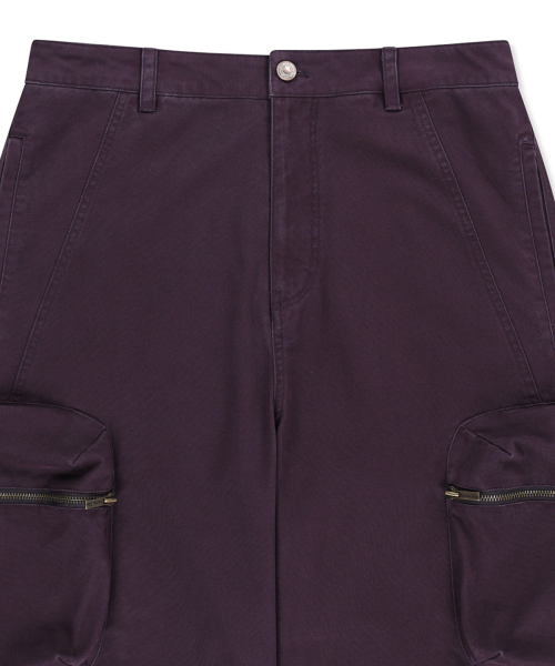 VOLUME TUCK CARGO PANTS IN PURPLE
