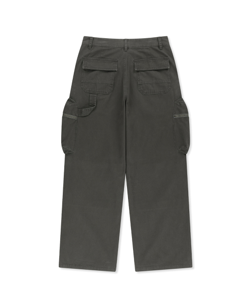 VOLUME TUCK CARGO PANTS IN CHARCOAL