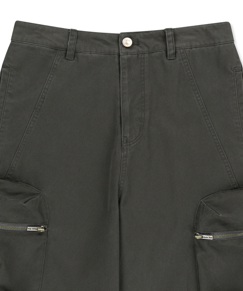 VOLUME TUCK CARGO PANTS IN CHARCOAL