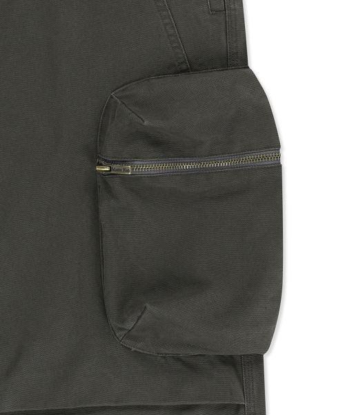 VOLUME TUCK CARGO PANTS IN CHARCOAL