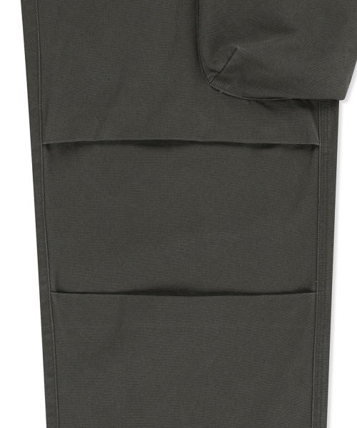 VOLUME TUCK CARGO PANTS IN CHARCOAL